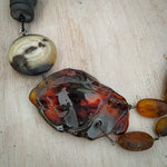 Carica l&#39;immagine nel visualizzatore di Gallery, Collana in ambra, opale, corno e ceramica raku
