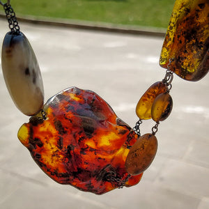 Collana in ambra, opale, corno e ceramica raku