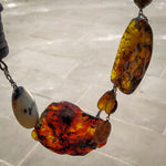 Carica l&#39;immagine nel visualizzatore di Gallery, Collana in ambra, opale, corno e ceramica raku
