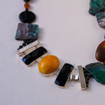 Carica l&#39;immagine nel visualizzatore di Gallery, Collana con elementi di crisocolla semi opaca, onice, ambra opaca, pietra lavica ed elemento in resina.
