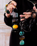 Carica l&#39;immagine nel visualizzatore di Gallery, Collana con Ciondolo con goccia in crisocolla, elemento centrale in Ambra opac
