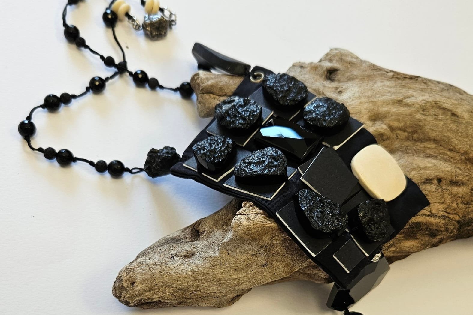 Collana Meteorite, Osso, Agata e Shungite