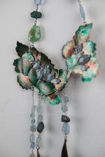Load image into Gallery viewer, Collana con fiori in rame, Acquamarina, Crisocolla e Crisoprasio
