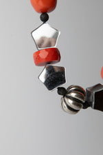 Carica l'immagine nel visualizzatore di Gallery, Collana in corno, corallo bambù, pietra lavica, resina e argento
