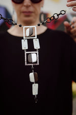 Carica l'immagine nel visualizzatore di Gallery, Collana in madreperla, agata, onice, argento e legno
