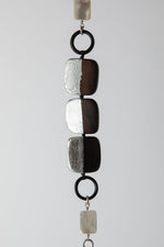 Carica l'immagine nel visualizzatore di Gallery, Bracciale in legno, madreperla e agata nera
