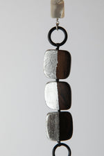Carica l'immagine nel visualizzatore di Gallery, Bracciale in legno, madreperla e agata nera
