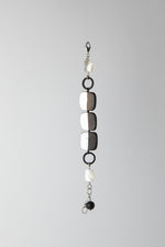 Carica l'immagine nel visualizzatore di Gallery, Bracciale in legno, madreperla e agata nera
