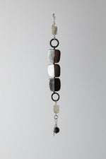 Carica l'immagine nel visualizzatore di Gallery, Bracciale in legno, madreperla e agata nera
