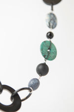 Carica l'immagine nel visualizzatore di Gallery, Collana in corno nero, azzurrite, corallo bambù, corallo spugna, onice e agata nera
