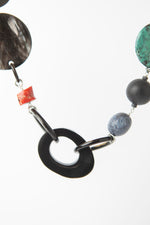 Carica l'immagine nel visualizzatore di Gallery, Collana in corno nero, azzurrite, corallo bambù, corallo spugna, onice e agata nera

