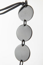 Carica l'immagine nel visualizzatore di Gallery, Collana in corno nero, azzurrite, corallo bambù, corallo spugna, onice e agata nera

