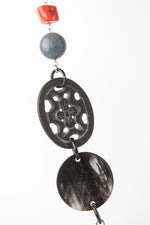 Carica l'immagine nel visualizzatore di Gallery, Collana in corno nero, azzurrite, corallo bambù, corallo spugna, onice e agata nera
