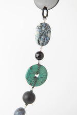 Carica l'immagine nel visualizzatore di Gallery, Collana in corno nero, azzurrite, corallo bambù, corallo spugna, onice e agata nera
