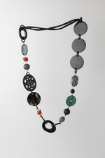 Carica l'immagine nel visualizzatore di Gallery, Collana in corno nero, azzurrite, corallo bambù, corallo spugna, onice e agata nera
