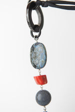 Carica l'immagine nel visualizzatore di Gallery, Collana in corno nero, azzurrite, corallo bambù, corallo spugna, onice e agata nera
