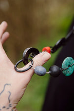 Carica l'immagine nel visualizzatore di Gallery, Collana in corno nero, azzurrite, corallo bambù, corallo spugna, onice e agata nera

