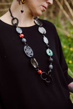 Carica l'immagine nel visualizzatore di Gallery, Collana in corno nero, azzurrite, corallo bambù, corallo spugna, onice e agata nera
