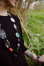 Carica l'immagine nel visualizzatore di Gallery, Collana in corno nero, azzurrite, corallo bambù, corallo spugna, onice e agata nera

