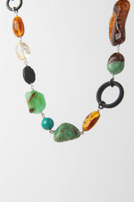 Carica l'immagine nel visualizzatore di Gallery, Collana in corno nero, turchese tibetano, crisoprasio, ambra, citrino e pietra lavica
