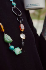 Carica l'immagine nel visualizzatore di Gallery, Collana in corno nero, turchese tibetano, crisoprasio, ambra, citrino e pietra lavica
