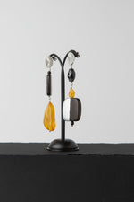 Carica l'immagine nel visualizzatore di Gallery, Orecchini asimmetrici in ambra, onice, spinello nero e legno
